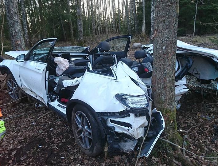 Demolerad bil efter krock mot träd som ska bärgas från platsen