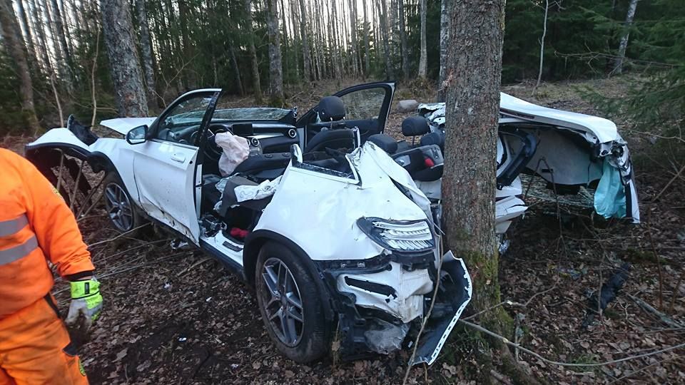 Demolerad bil efter krock mot träd som ska bärgas från platsen