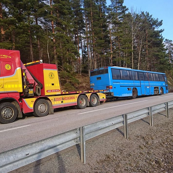 Tungbärgarna bärgar buss