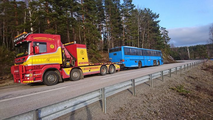 Bärgare och en blå buss