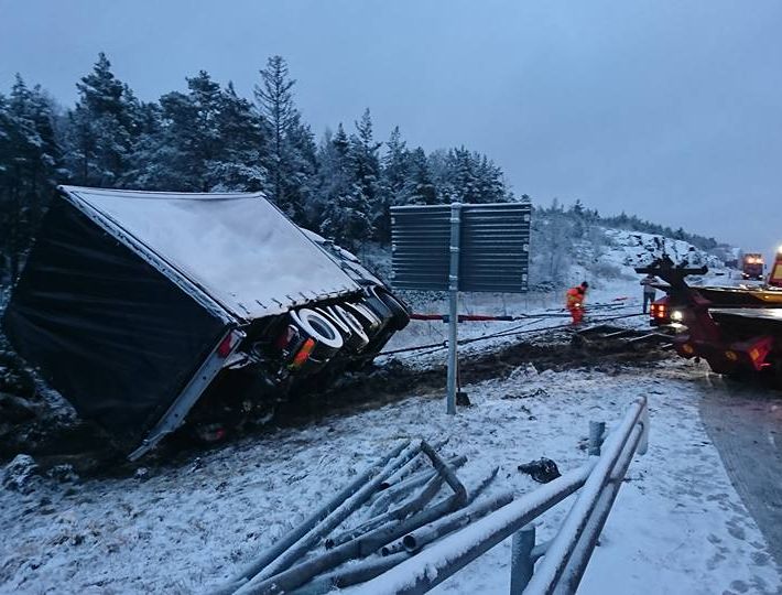 Bärgare hjälper lastbil som åkt av väg med halt väglag