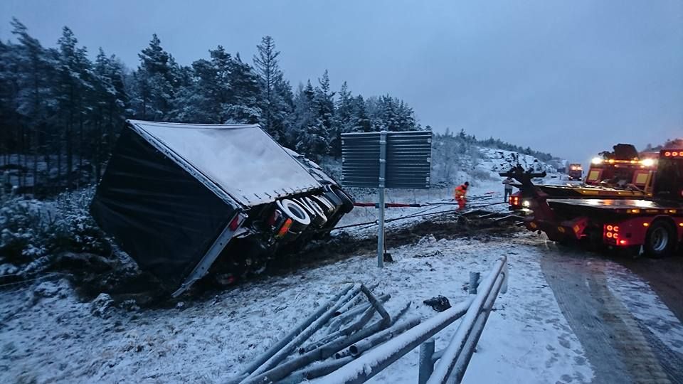 Bärgare hjälper lastbil som åkt av väg med halt väglag