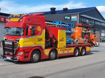 Tungbärgarna utför bärgning med maskinsläp