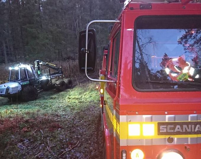 röd terrängbil
